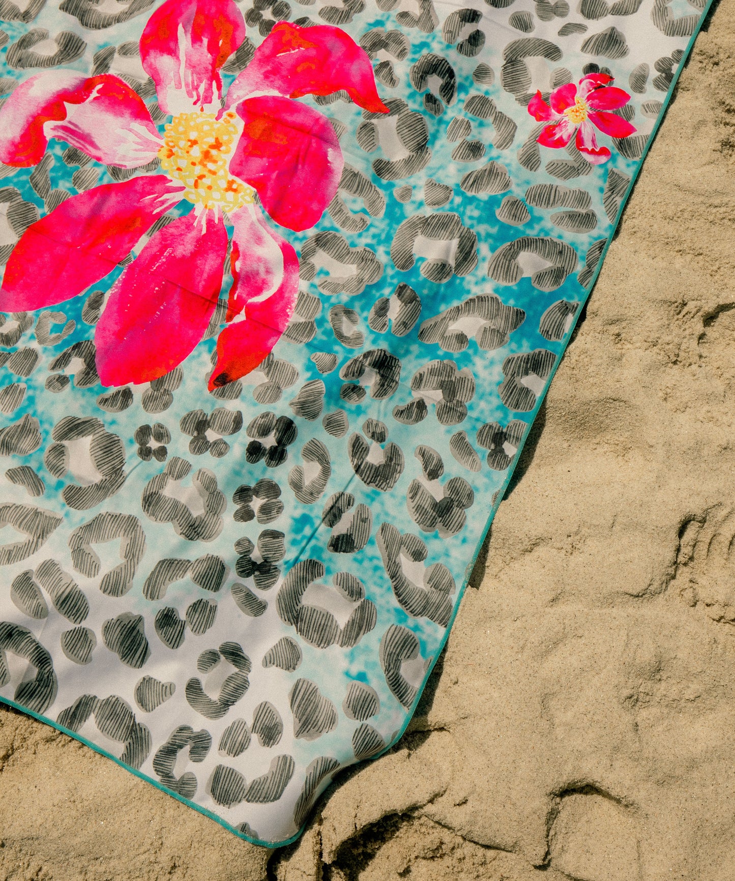 Microfibre XL Double Sided Printed Towel - Leopard with a Flower - Ribbed